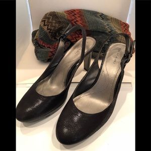 Tahari black platform pump size 8M